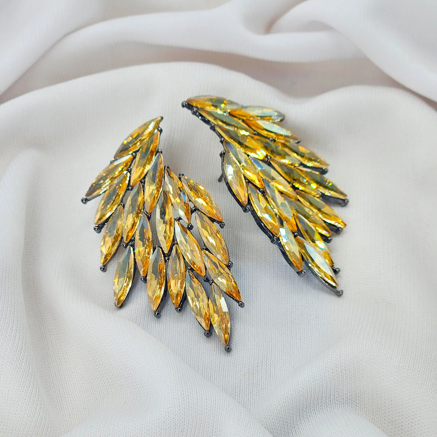 cream feather glass earring/carnival collection