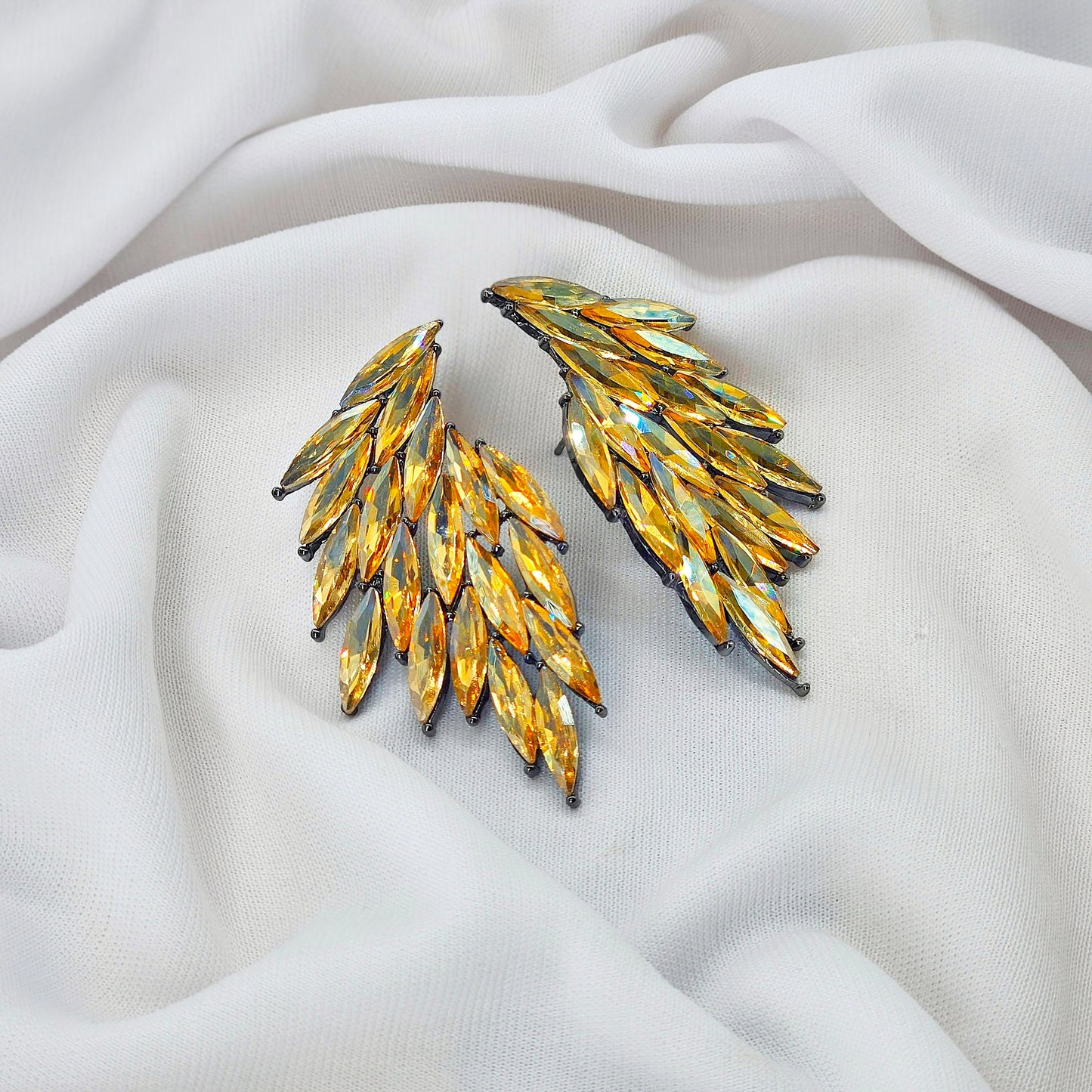 cream feather glass earring/carnival collection