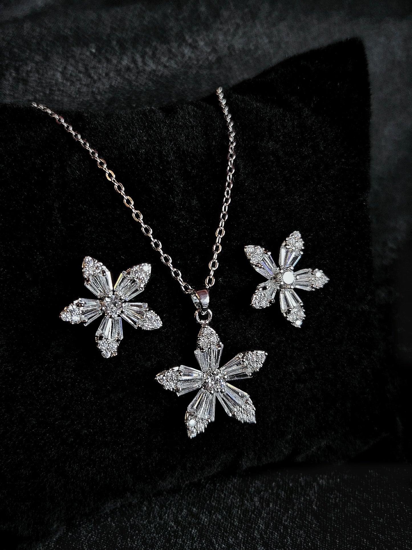 Silver Flower Pendant Set / Arthave Collection