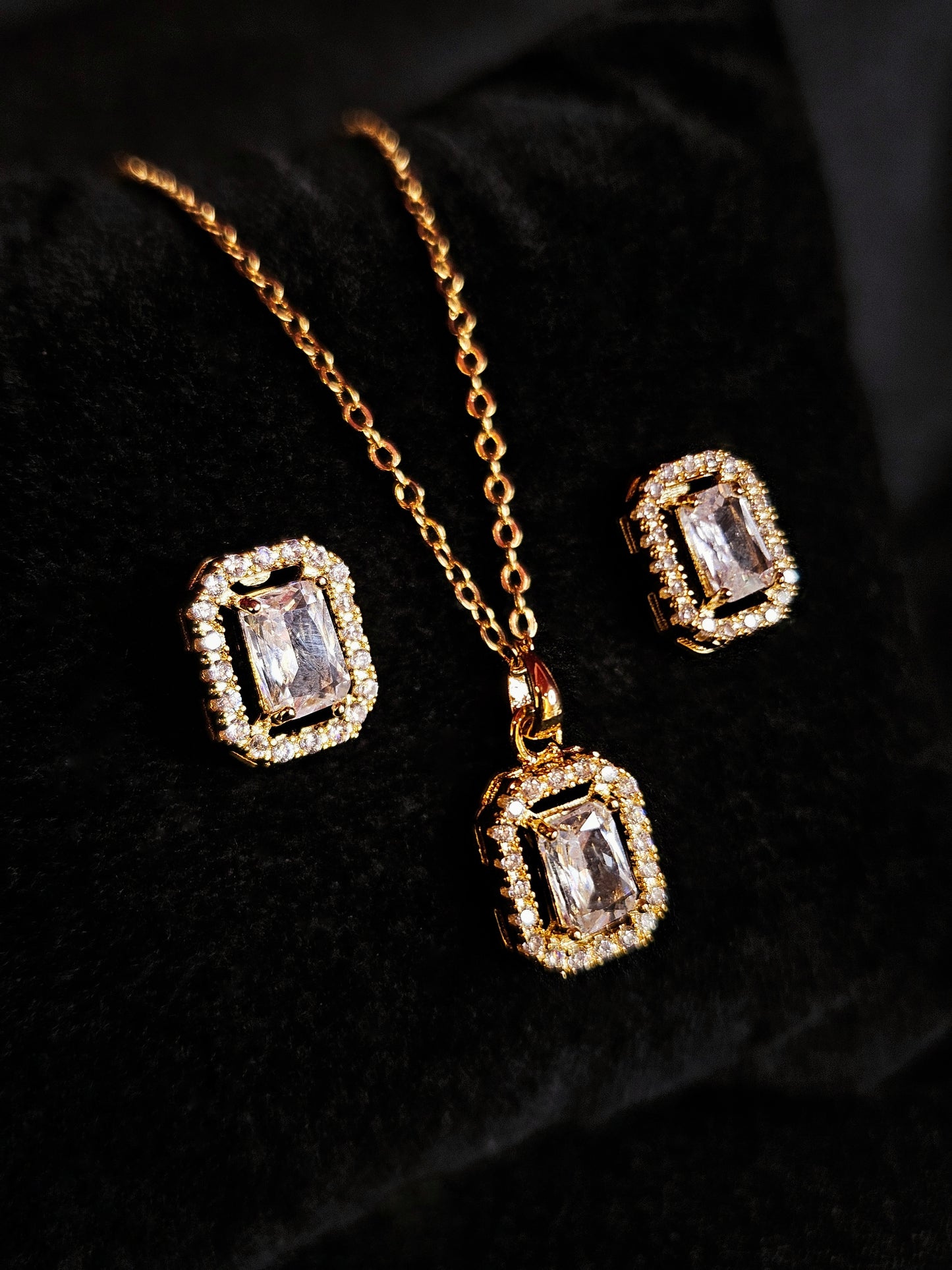 Rhombus Pendant Set / Arthave Collection