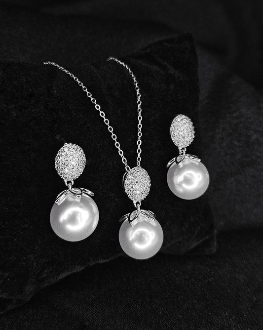 Pearl Pendant Set / Arthave Collection