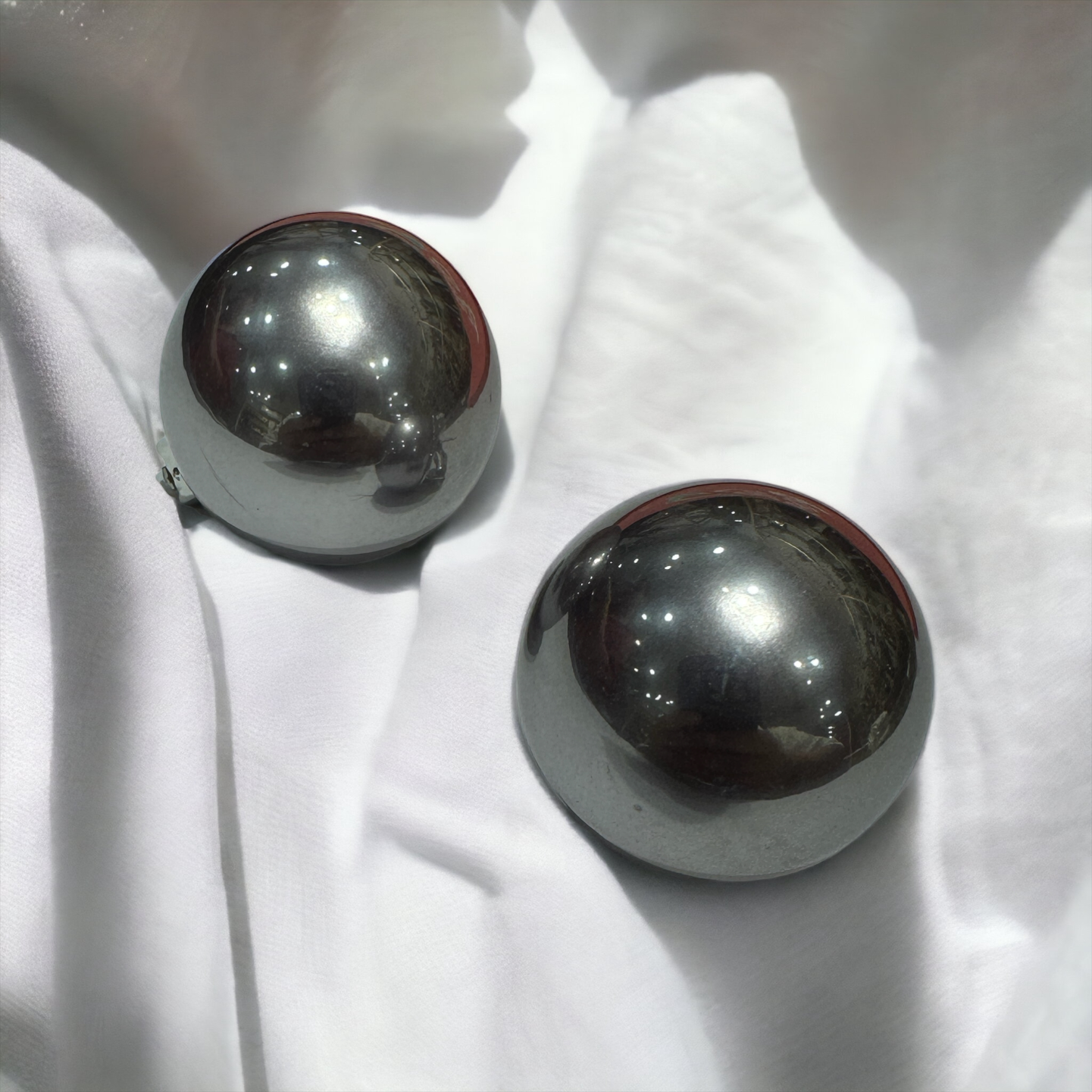 GREY PEARL STUDDS