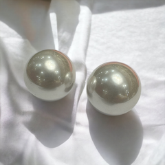 WHITE PEARL STUDDS