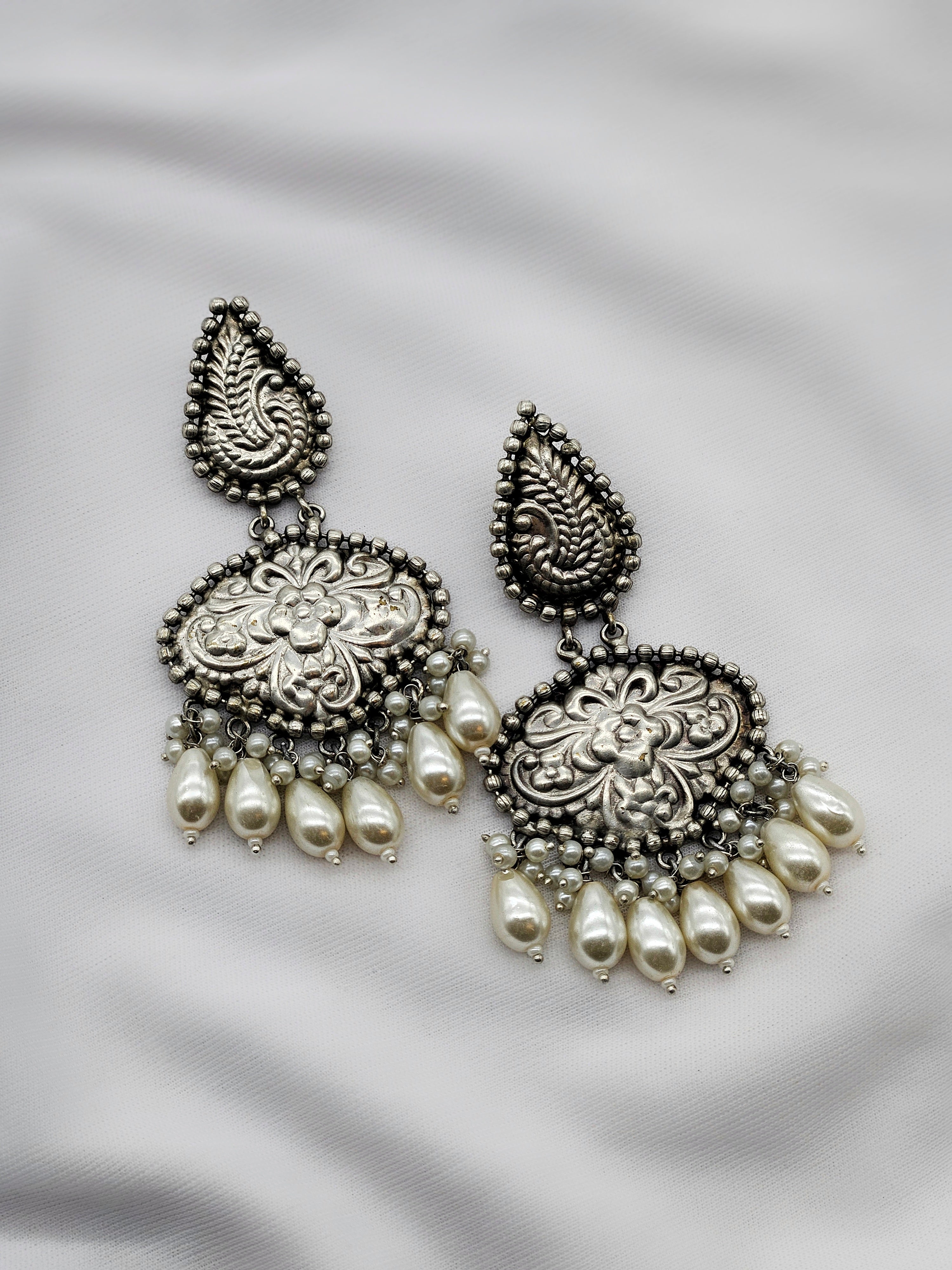 Drop-Shaped Oxidized Earrings with Elegant Floral Design